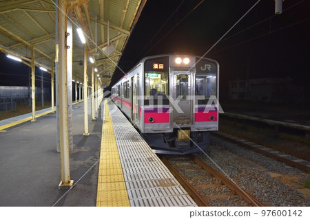 Uetsu Main Line at Ugo-Honjo Station at night, Akita 97600142