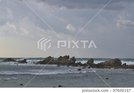 暴風雨來臨前的秋田縣宇崎海灘 97600187