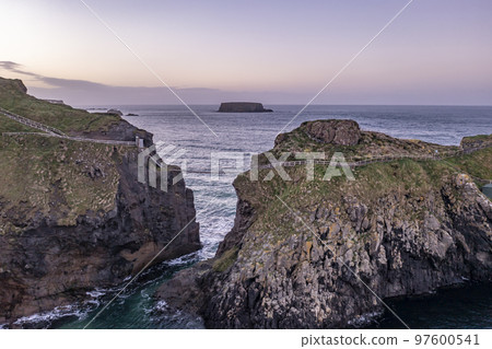 The Carrick-a-Rede Rope Bridge, near Ballintoy in County Antrim. Linking mainland the island of Carrickarede. Nothern Ireland, UK 97600541