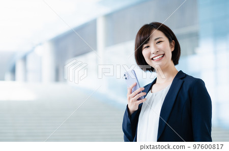 在辦公室工作的年輕女商人 在辦公室工作的年輕女商人 97600817