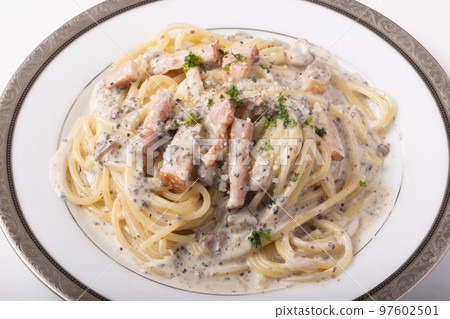 Creamy pasta with brown mushrooms and truffle sauce 97602501