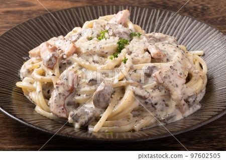 Creamy pasta with brown mushrooms and truffle sauce Creamy pasta with brown mushrooms and truffle sauce 97602505