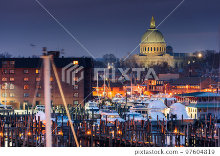 Annapolis, Maryland, USA Town skyline at Chesapeake Bay with Chapel Dome 97604819