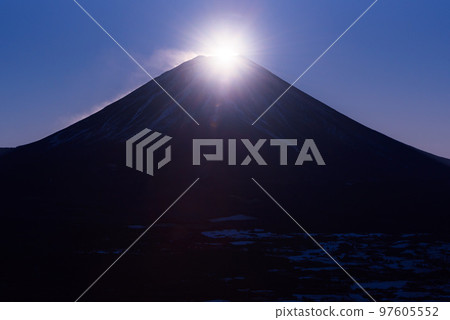 Diamond Fuji early in the morning from Mt. Ryugatake, a superb view of winter (Image of New Year) 97605552