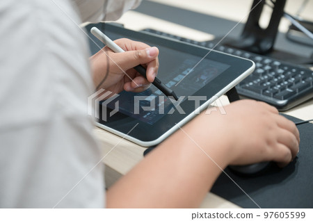 使用液晶數位板和數位板繪圖的設計師和創作者 97605599