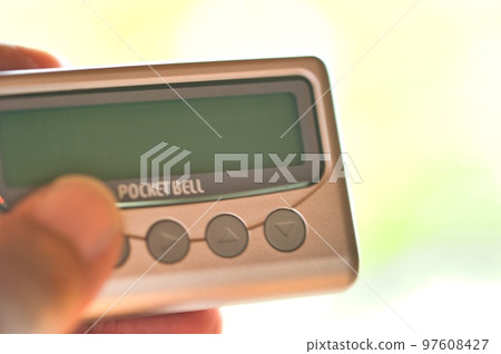 hand holding a pager 97608427