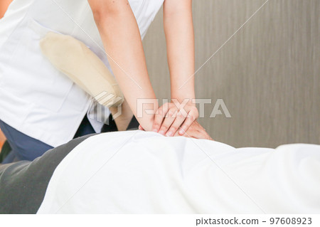 Effective in improving low back pain ◎ Treatment around the waist / pelvic correction 97608923