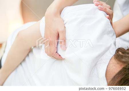 Stiff shoulder, neck pain improvement, woman receiving treatment around the shoulder ◎ Shoulder blade detachment 97608932