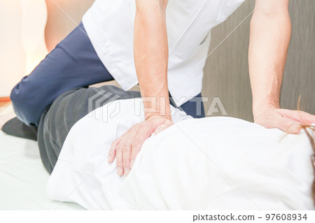 Effective in improving low back pain ◎ Treatment around the waist / pelvic correction Effective in improving low back pain ◎ Treatment around the waist / pelvic correction 97608934