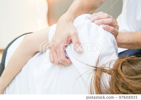 A woman undergoing treatment around the shoulder ◎ Scapular detachment 97608935