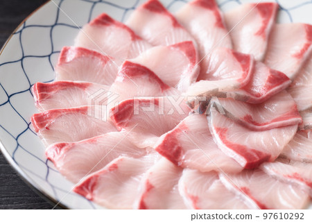 鰤涮涮魚片盛在盤子裡 鰤涮涮魚片盛在盤子裡 97610292