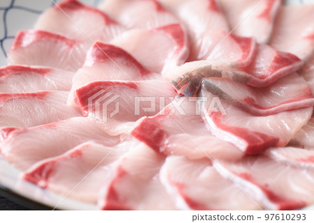 鰤涮涮魚片盛在盤子裡 鰤涮涮魚片盛在盤子裡 97610293