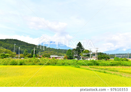 從信濃鐵道北信濃線古磨站附近眺望黑姬山(長野縣信濃町)【2022年9月】 從信濃鐵道北信濃線古磨站附近眺望黑姬山(長野縣信濃町)【2022年9月】 97610353