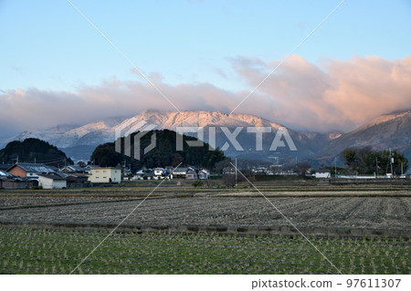 Mt. Kongo in snow (View of Mt. Kongo from near Gose Minami Interchange) [Gose City, Nara Prefecture] 97611307