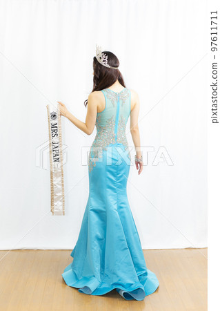 A woman in a dress 97611711