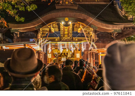 "Saitama Prefecture" Kawaguchi Shrine New Year's visit at night 97611841