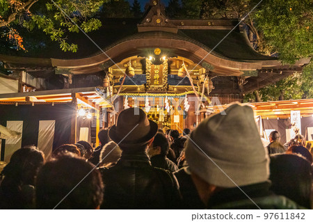 "Saitama Prefecture" Kawaguchi Shrine New Year's visit at night 97611842