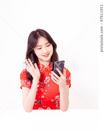 身著傳統旗袍、面帶微笑的亞洲年輕女性打電話進行視頻通話,在白色背景下與世隔絕的在線會議 身著傳統旗袍、面帶微笑的亞洲年輕女性打電話進行視頻通話,在白色背景下與世隔絕的在線會議 97611951