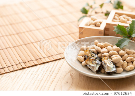 沙丁魚頭和烤大豆節分圖像素材 97612684