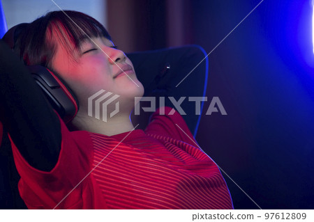 Esports image Girl who loses motivation during the game Esports image Girl who loses motivation during the game 97612809
