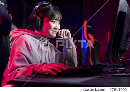 電子競技形象女孩在在線遊戲中進行對話 電子競技形象女孩在在線遊戲中進行對話 97613003