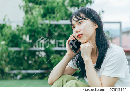 一個女人在用手機說話』 一個女人在用手機說話』 97613111
