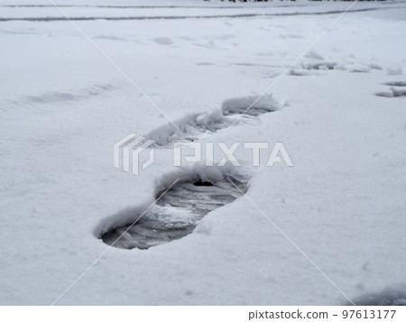 冬天,雪,降雪,寒潮,十二月,一月,二月,滑倒,結冰的路面 冬天,雪,降雪,寒潮,十二月,一月,二月,滑倒,結冰的路面 97613177