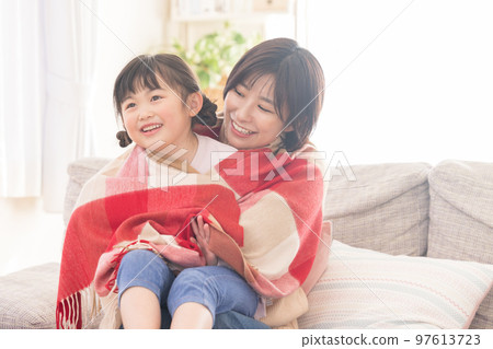 一個女孩和一個包裹在家庭中的母親偷來取暖 一個女孩和一個包裹在家庭中的母親偷來取暖 97613723
