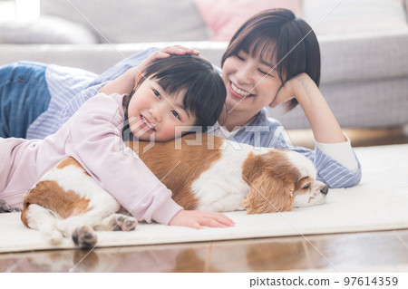 家庭 一個女孩和一個照顧寵物的媽媽 家庭 一個女孩和一個照顧寵物的媽媽 97614359