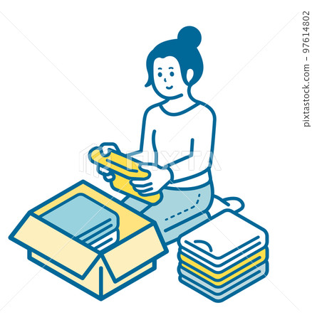 一個把衣服放進紙箱的女人 97614802