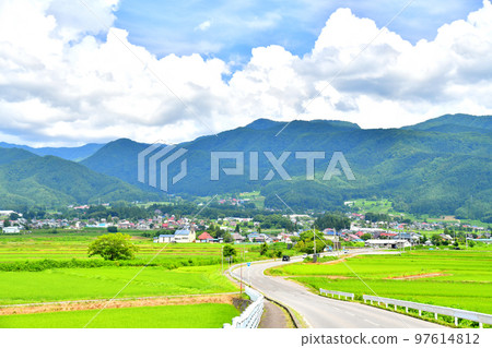 從新橋/樽川附近眺望木島平村的中心（長野縣木島平村）[2022年8月] 97614812