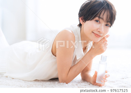 女人美容美容護膚乳液客廳化妝 97617525