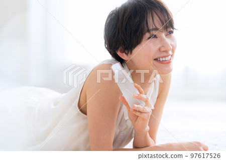 女人美容美容護膚乳液客廳化妝 97617526