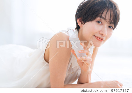 女人美容美容護膚乳液客廳化妝 97617527