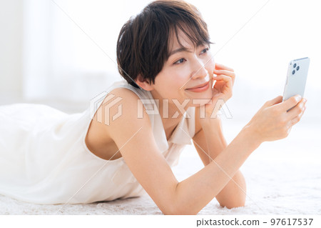 女人美容護膚客廳智能手機 97617537