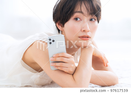 女人美容護膚客廳智能手機 97617539