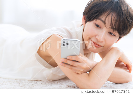 女人美容護膚客廳智能手機 97617541