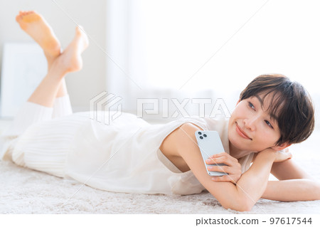 女人美容護膚客廳智能手機 97617544