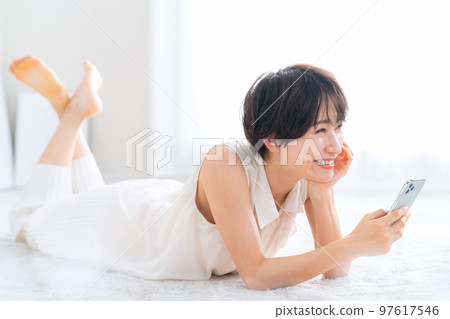 女人美容護膚客廳智能手機 97617546