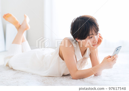 女人美容護膚客廳智能手機 97617548