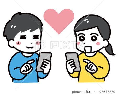 微笑的男女透過智慧型手機交流(上半身) 微笑的男女透過智慧型手機交流(上半身) 97617870