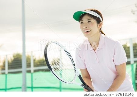 一個女人享受網球 97618146