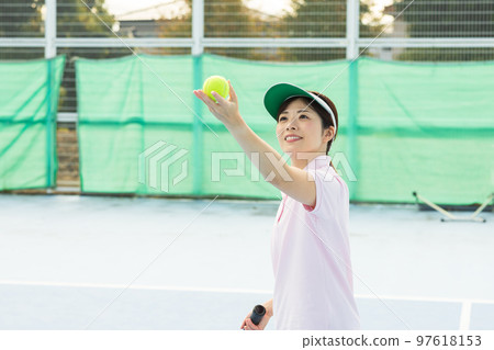 一個女人享受網球 97618153