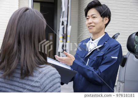 Male contractor explaining to the owner of the house under construction 97618181