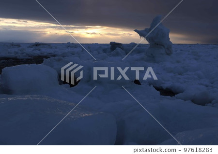 知床流冰黑夜色 97618283