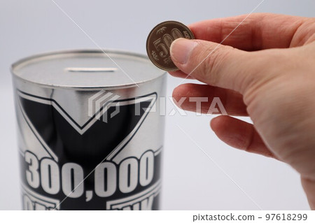 A person who saves 500 yen coins A person who saves 500 yen coins 97618299