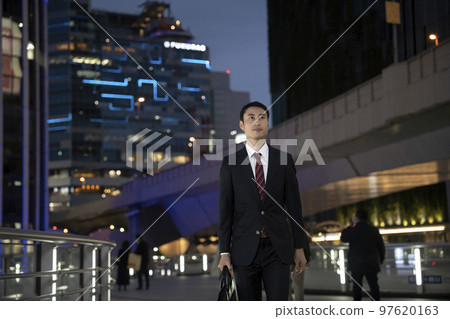 穿西裝走在夜城的商人 97620163