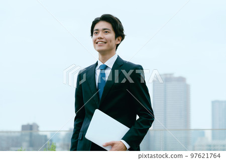 商人站在屋頂上用電腦 97621764