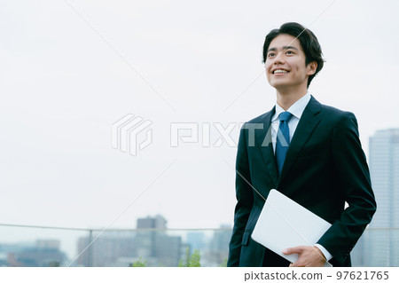 商人站在屋頂上用電腦 97621765