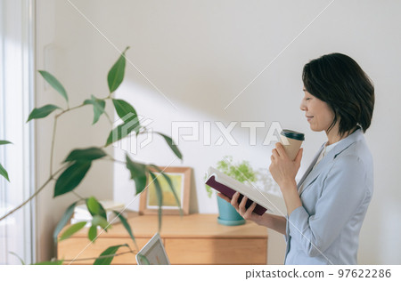 中年婦女在辦公室檢查日程表 97622286